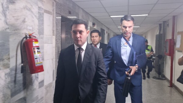 Hernán Rivas se abstiene de declarar y Juzgado debe definir si eleva el caso de título falso a juicio oral