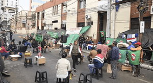 Campesinos mantienen protesta frente al Indert - Noticiero Paraguay