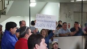 Funcionarios de Asunción reclaman falta de pago a la Aso, pese a descuentos mensuales - Nacionales - ABC Color