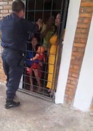 Popular / Bolí candadeó a su familia