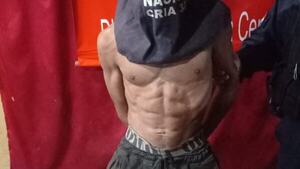 Le llevaron preso y en las redes resaltaron su abdomen bien marcado