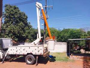 Trabajador tercerizado de la ANDE fallece tras descarga eléctrica  - Policiales - ABC Color