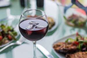 ¿Le ponés hielo al vino? Lo que realmente pasa en la copa - Gastronomía - ABC Color