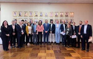 Misión empresarial de Países Bajos explora oportunidades en el sector logístico-naviero de Paraguay