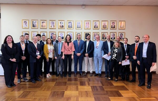 Misión empresarial de Países Bajos explora oportunidades en el sector logístico-naviero de Paraguay
