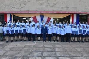 Popular / Polis culminan curso con honores