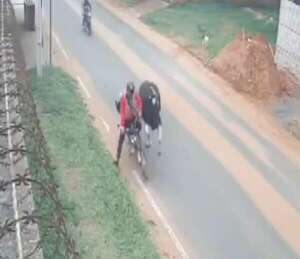 Video: vaca embiste a motociclista en plena ruta en San Lorenzo - Nacionales - ABC Color
