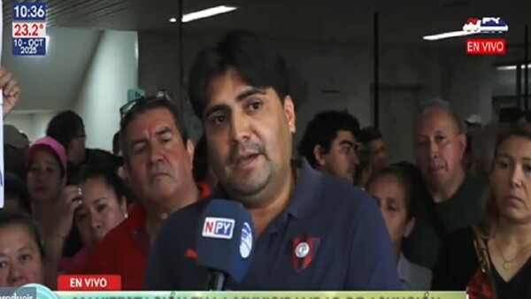 Funcionarios de la Municipalidad de Asunción protestan por la retención de G. 14.000 millones