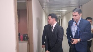 El senador Hernán Rivas irá a juicio oral por el título falso, pero lo sobreseen por uno de los delitos