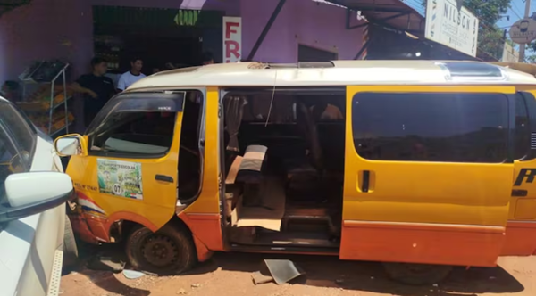 Transporte escolar queda sin frenos y provoca choque en Presidente Franco