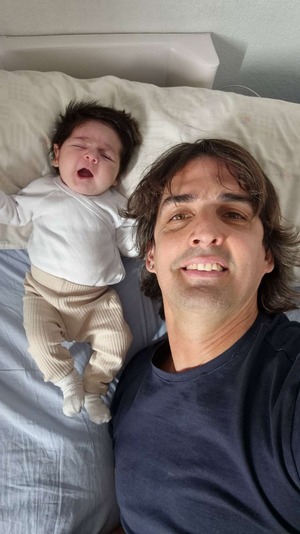 Popular / ¿Aquiles Báez aprendió ya a cambiar pañales?