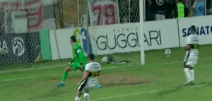 Versus / El gol increíble que se "comió" Olveira