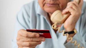 Adultos mayores, principales víctimas de estafas y hackeos