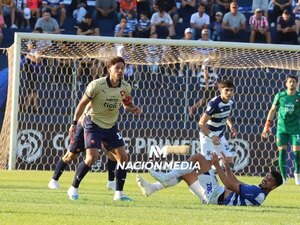 Versus / Bruno Valdez se quejó de la cancha: "No ayuda para jugar al fútbol..."