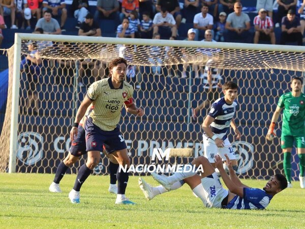 Versus / Bruno Valdez se quejó de la cancha: "No ayuda para jugar al fútbol..."