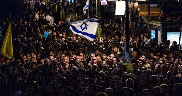 La Nación / Una multitud celebra en Tel Aviv la esperanza de retorno de los rehenes israelíes