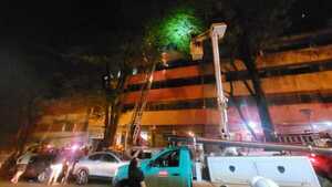 Seis personas, entre ellas un niño, están atrapadas en el piso 15 de un edificio en CDE tras fuga de gas
