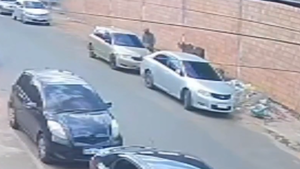 Video: En menos de un minuto robaron vehículo a personal de blanco en Capiatá