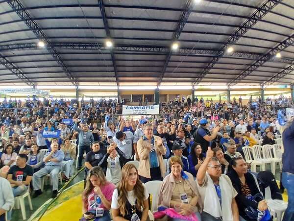 Tras abucheos, Convención Liberal finalizó con la continuidad de la paridad en las listas internas - Política - ABC Color