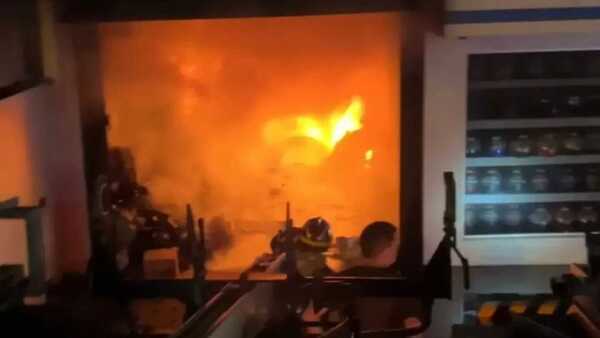 Incendio de gran magnitud arrasa con un local de repuestos para motos en Coronel Oviedo