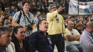 Liberales se tildan de "pillos" y "distractores" durante convención con alta convocatoria