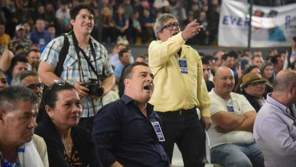 Liberales se tildan de "pillos" y "distractores" durante convención con alta convocatoria