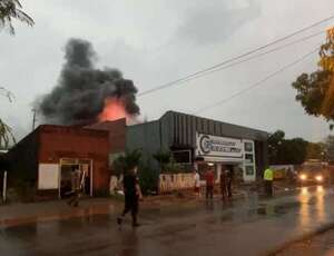 Incendio de gran magnitud consume una casa de repuestos en Coronel Oviedo - Nacionales - ABC Color