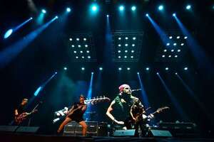 Airbag reafirma su poder escénico y su vínculo con el público paraguayo - Música - ABC Color