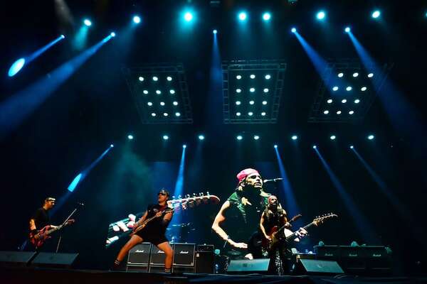 Airbag reafirma su poder escénico y su vínculo con el público paraguayo - Música - ABC Color