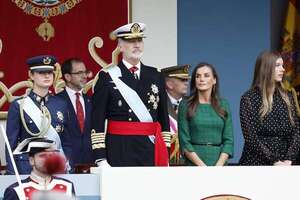 Los reyes Felipe VI y Letizia con sus hijas, juntos en el Día de la Hispanidad  - Gente - ABC Color