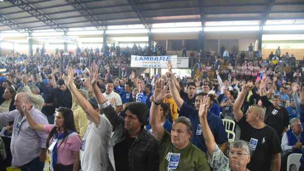 Convención Liberal aprueba alianzas para municipales del 2026, en medio de acusaciones a Fleitas