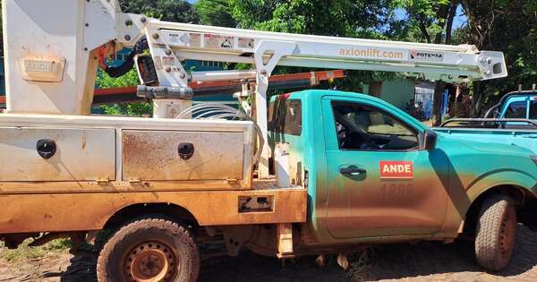 La Nación / Muerte por electrocución: un hombre quedó colgado del tendido de la Ande
