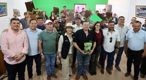 Pequeños productores de Paso Yobái   reciben más títulos y semillas