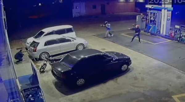 Policía frustra asalto y se enfrenta a tiros con ladrones en un surtidor - Noticiero Paraguay