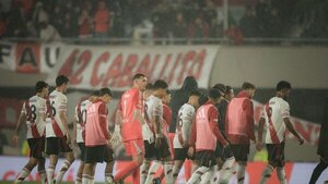 Versus / River se hunde y sus hinchas cantan contra los jugadores