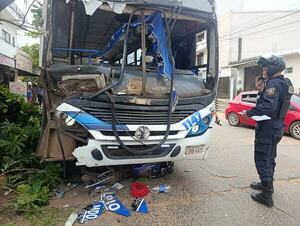 Colectivo chocó y mató a motociclista en Limpio - trece