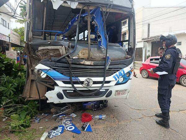 Colectivo chocó y mató a motociclista en Limpio - trece
