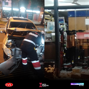 AUTOMÓVIL IMPACTÓ CONTRA UN LOCAL COMERCIAL EN ENCARNACIÓN - «TVS DIGITAL»