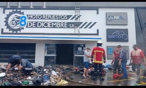 Millonaria perdida dejó el incendio de un local de repuestos para motos en Coronel Oviedo – Prensa 5
