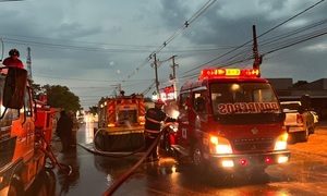 El agua de la tormenta fue clave para el combate del incendio en Coronel Oviedo - OviedoPress