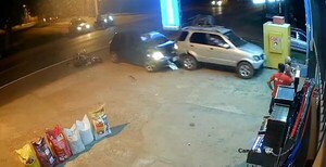 Popular / Choque entre moto y auto, dejó a conductor machucado
