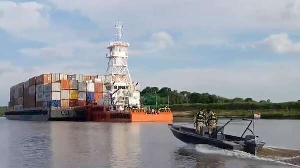 Piratas armados intentaron abordar barco de bandera paraguaya - Economía - ABC Color