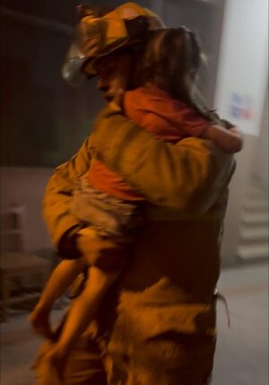 Popular / Foto del bombero con niña rescatada del edificio del horror causó admiración
