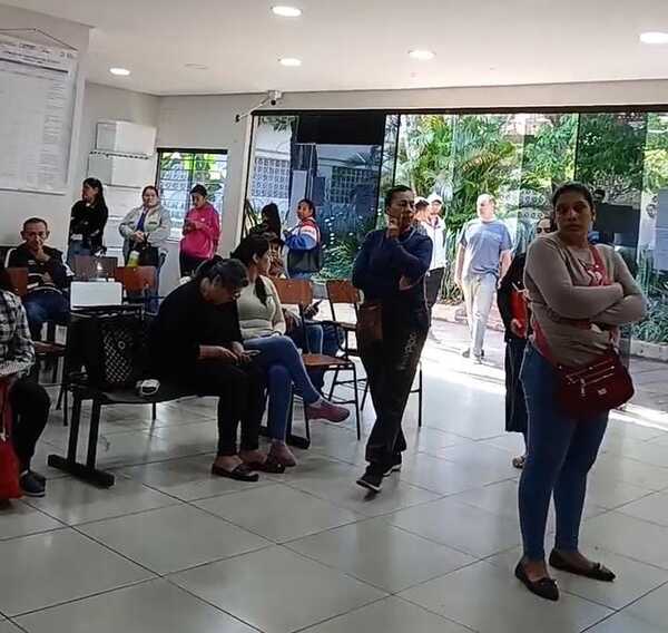 Popular / Pacientes oncológicos lalaron frente al Hospital Regional de CDE