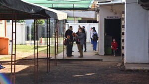 Hospital de Fernando de la Mora, entre deficiencias edilicias y salas de espera a la intemperie