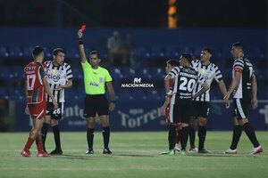 Versus / ¡7 en sus últimos 5 partidos! El curioso drama de Libertad con las expulsiones