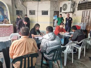 Popular / Ojejapo censo en Tacumbú Hilton y jueces donaron 2.200 "tápers"