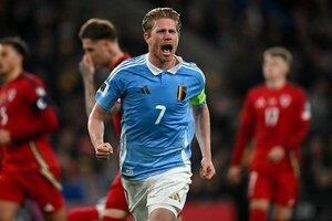 Versus / Con un doblete de penal, De Bruyne saca de un lío a Bélgica en Gales