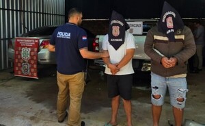 Allanan taller y recuperan dos vehículos robados