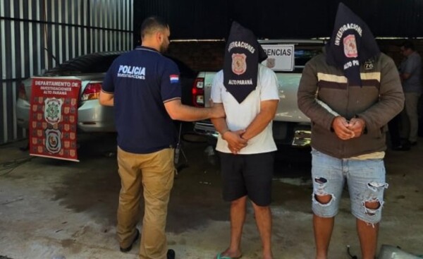 Allanan taller y recuperan dos vehículos robados